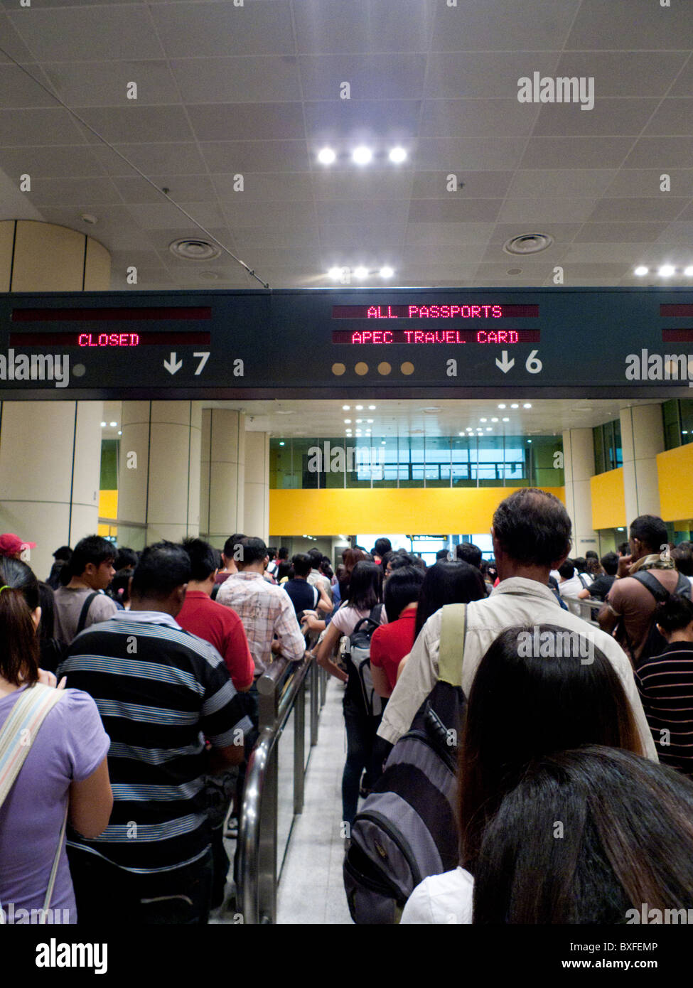 Longue file d'attente est en cours de formation comme dans la foule de la Malaisie Singapour en soirée. Banque D'Images