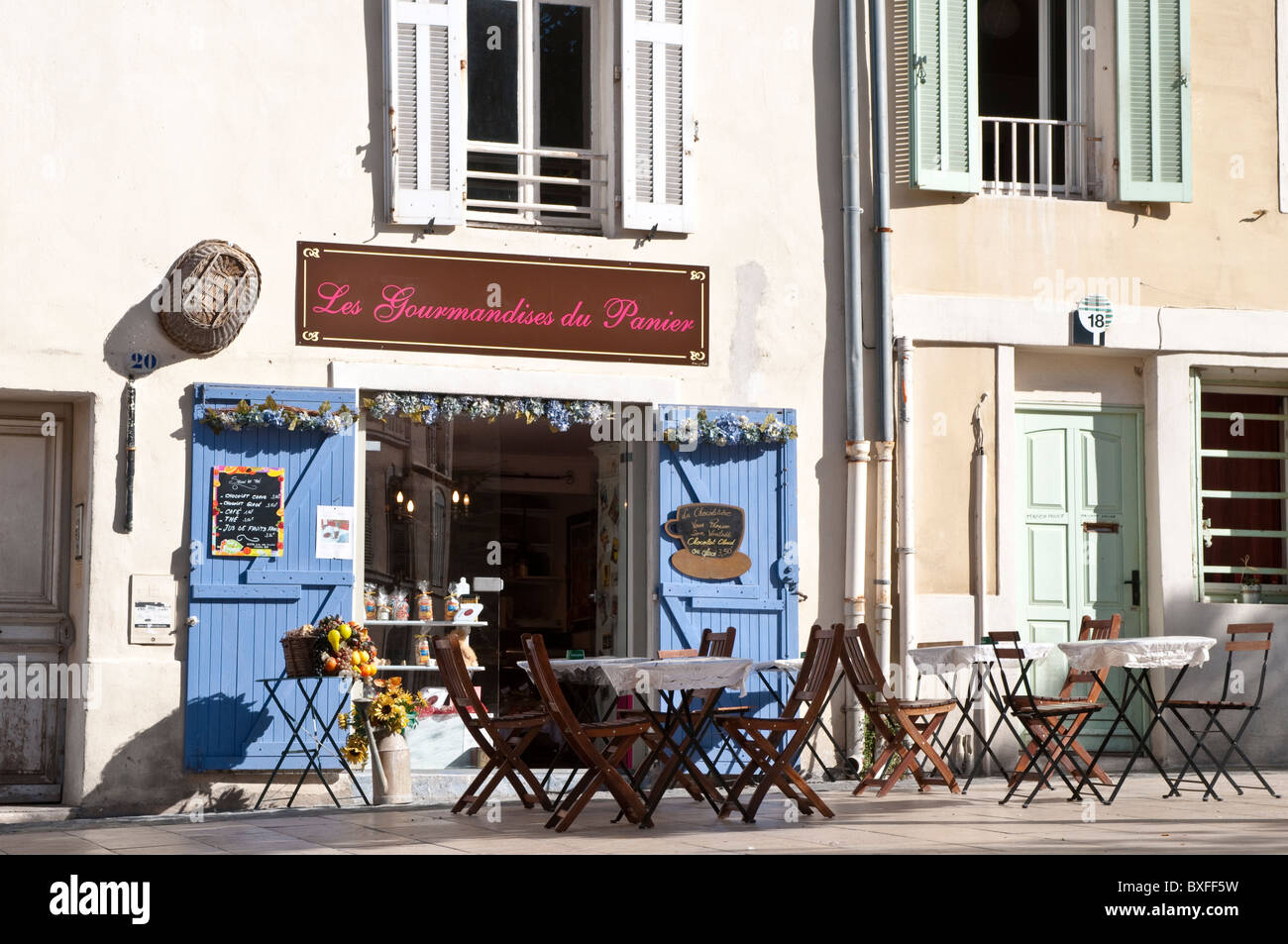 Restaurant sur une place dans le quartier du Panier, Marseille, France  Photo Stock - Alamy