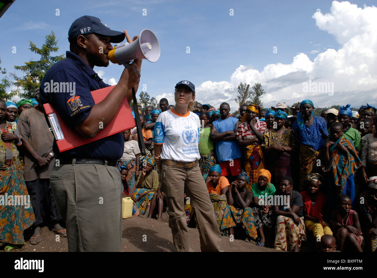Les employés de Programme alimentaire mondial Le PAM s'adressant à des personnes déplacées à un point de distribution alimentaire dans la province du Nord-Kivu, RD Congo Banque D'Images