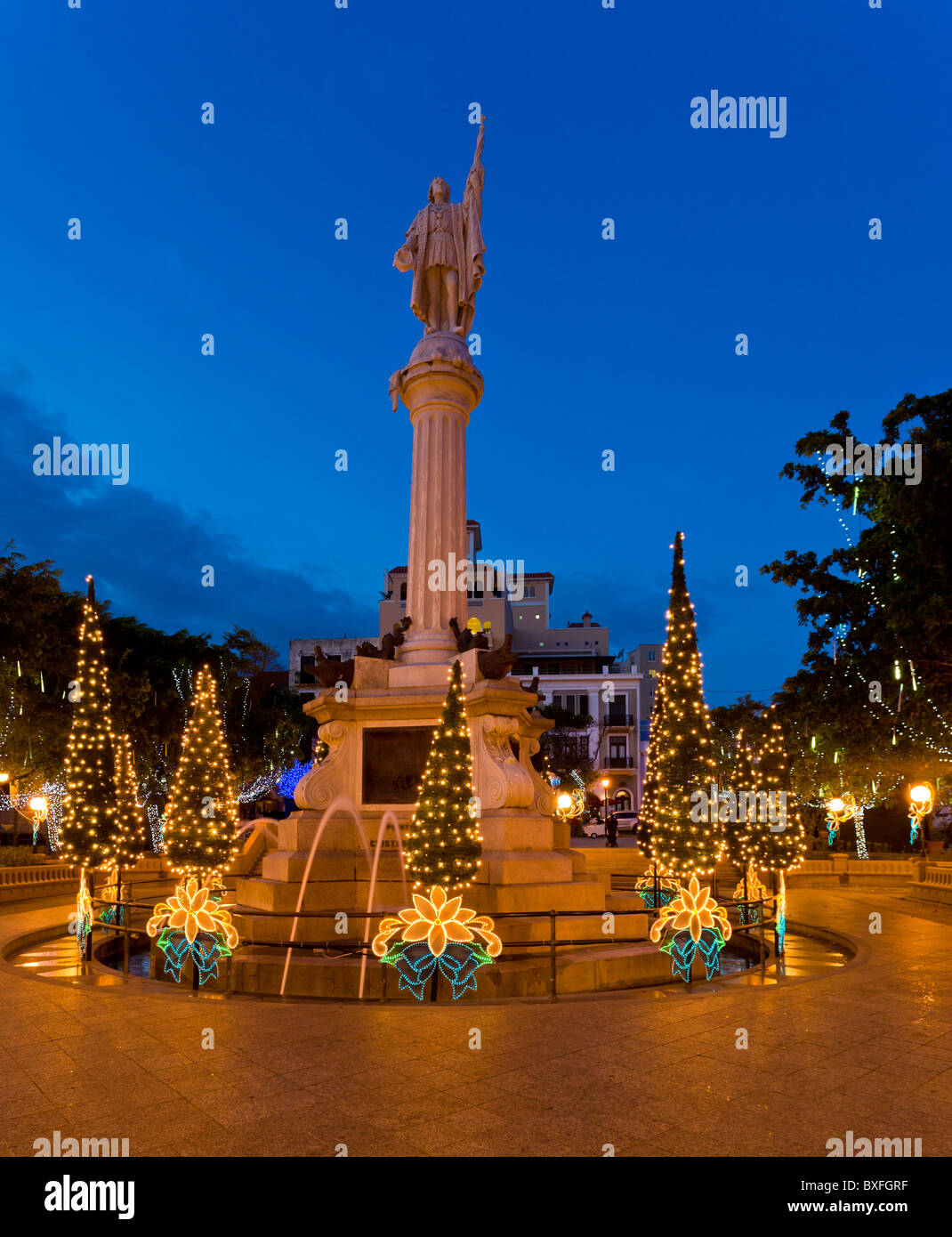 Plaza Colon dans le vieux San Juan avec statue de Cristobol Colon entouré d'arbres de Noël et illuminations Banque D'Images