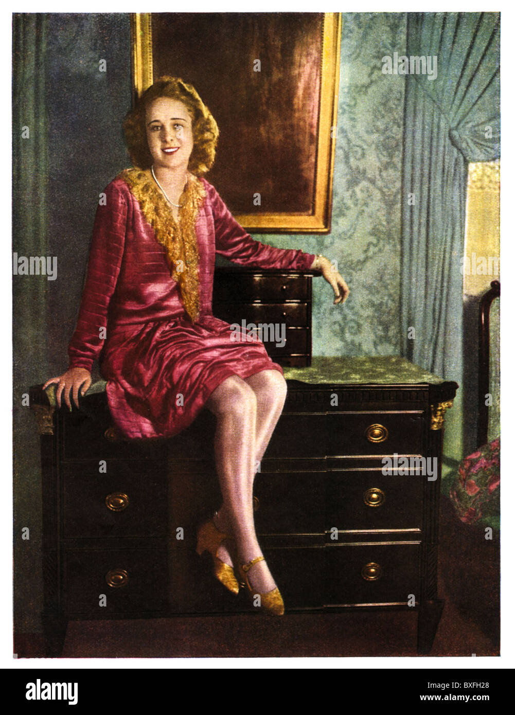Personnes, femmes, modèle posant avec des bas de soie, soie de Bemberg,  Allemagne, vers 1929, droits additionnels-Clearences-non disponible Photo  Stock - Alamy