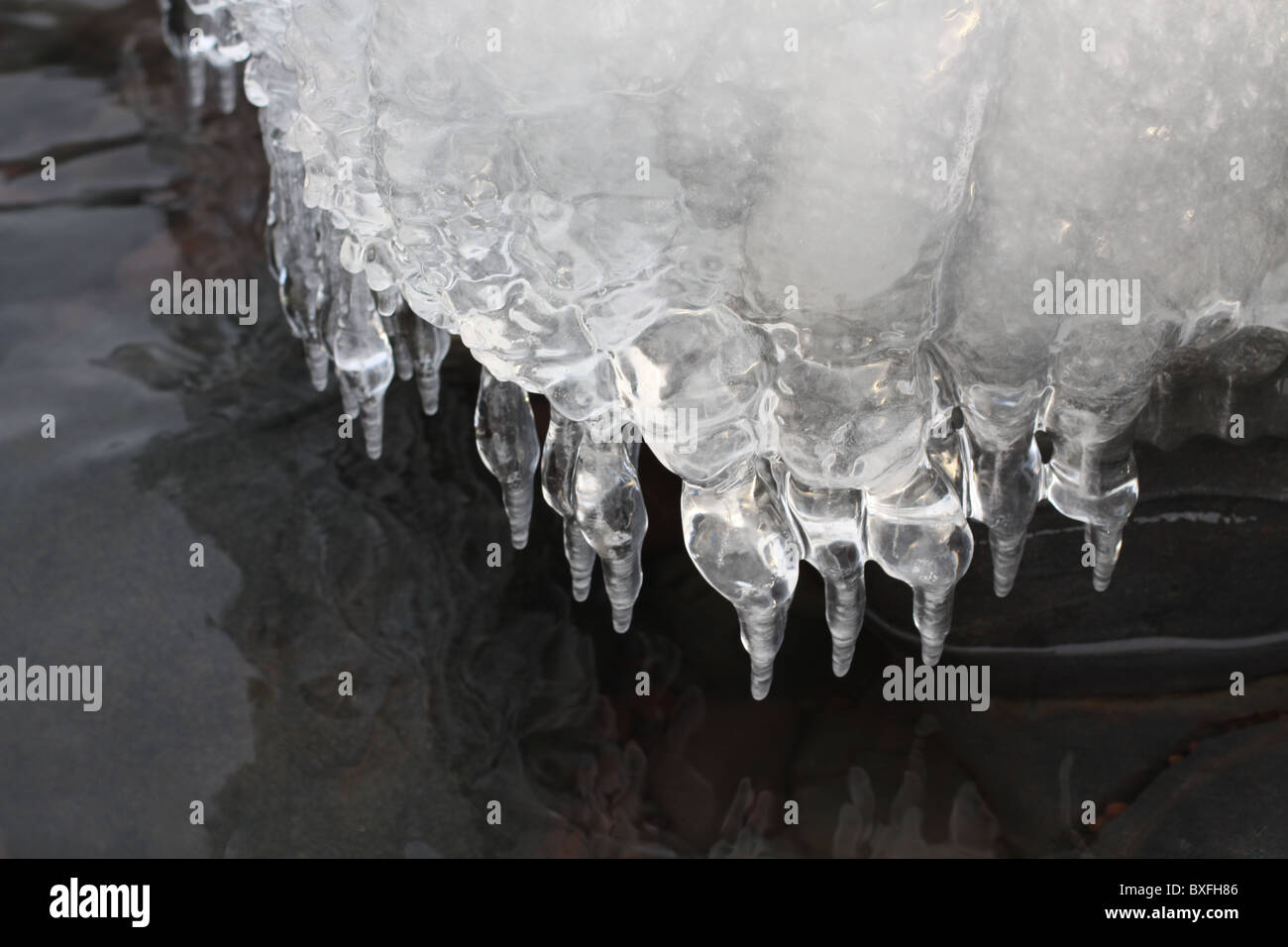 Formations de glace sur un rocher dans le lac Supérieur. Banque D'Images