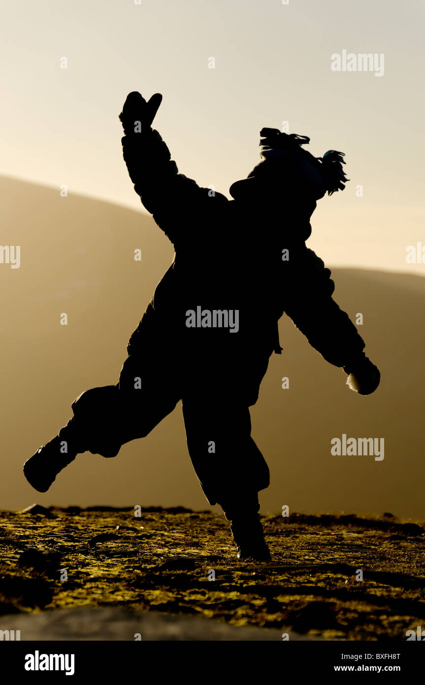 La silhouette d'un jeune garçon marchant le long d'une voie Banque D'Images