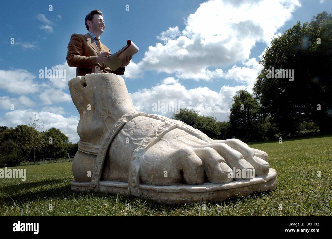 Un commissaire-priseur chez Sotheby's avec une gigantesque en pied d'une statue romaine lors d'une vente de statues de jardin Banque D'Images