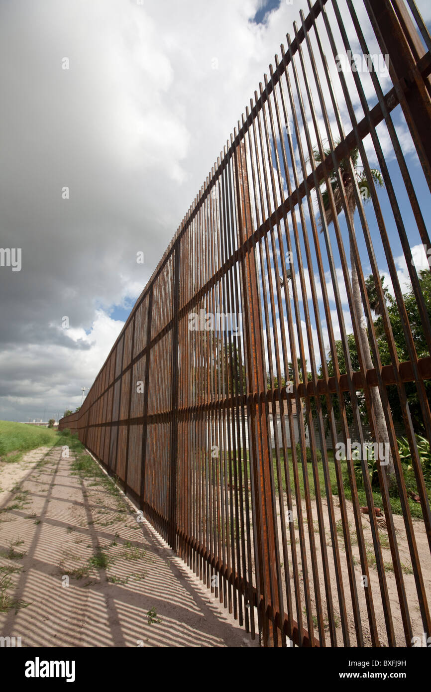 Une section de l'20 pieds de hauteur de mur à la frontière de béton et d'acier entre les États-Unis et le Mexique à Brownsville, Texas. Banque D'Images