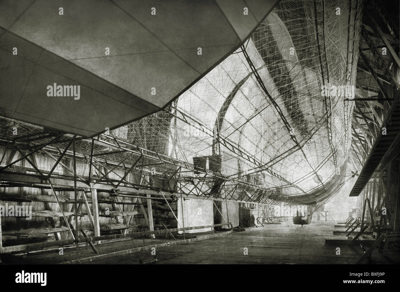Transport / transport, aviation, navires, construction du premier zeppelin, squelette d'aluminium de navire, 128 m, système Graf Zeppelin, près de Manzell, Allemagne, printemps 1900, droits additionnels-Clearences-non disponible Banque D'Images
