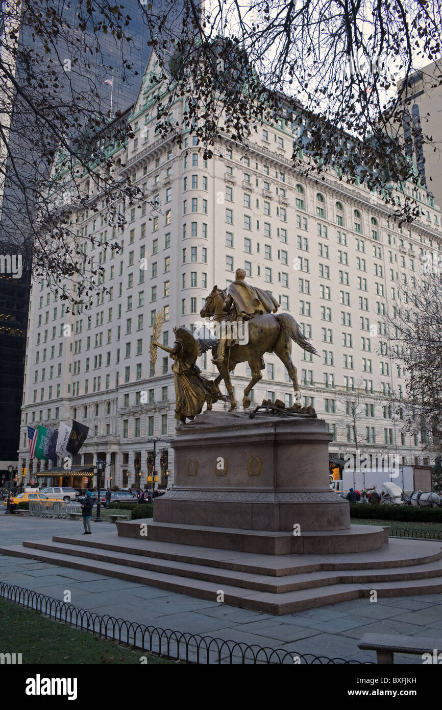 Saint-Gaudens statue de William Tecumseh Sherman à Grand Army Plaza donne sur Plaza Hotel, Manhattan, New York City Banque D'Images