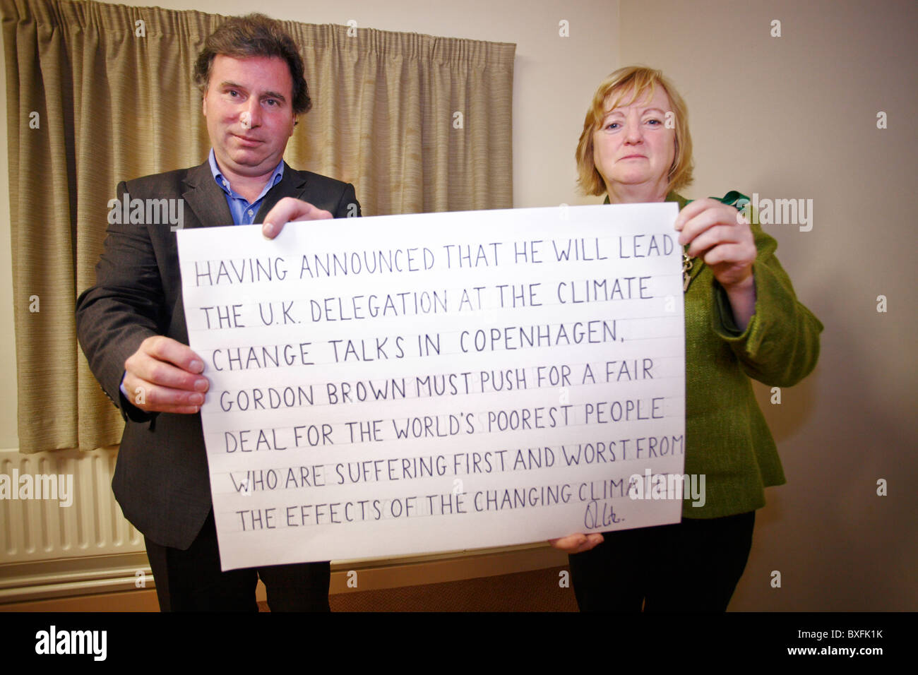 West Dorset MP conservateur Oliver Letwin & maire de Dorchester Susie Hosford tenir une déclaration, avant les négociations de Copenhague en 2009 Banque D'Images