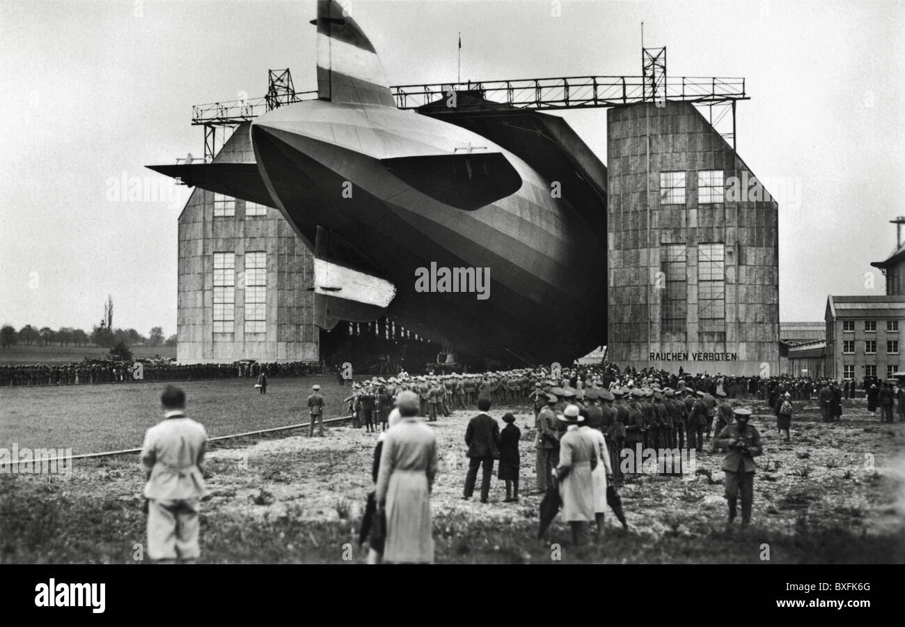 Transport / transport, aviation, avions, le 'Graf Zeppelin' sort du chantier naval, Friedrichshafen, Allemagne, vers 1930, droits supplémentaires-Clearences-non disponible Banque D'Images