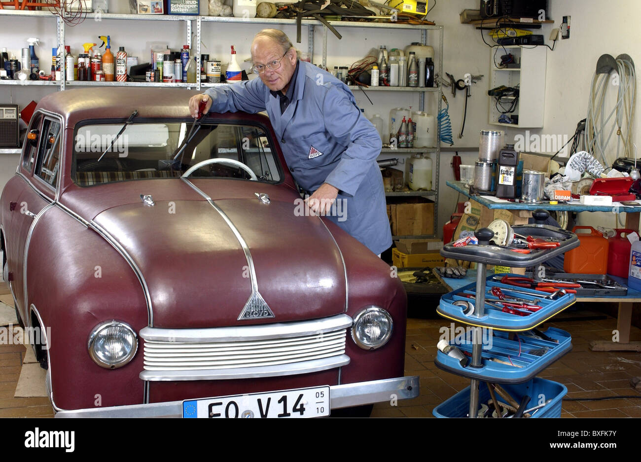 Transport / transport, voiture, variantes de véhicule, Lloyd 300, année de construction 1952, fabriqué par Lloyd Motoren Werke, gehörte zur Borgward Gruppe, Brême, Forchheim, Bavière, Allemagne, 8.8.2001, historique, historique, moteur deux temps, moteurs deux temps, carrosserie de voiture en contreplaqué, voitures, voiture ancienne, voiture ancienne, voiture ancienne voiture, voitures anciennes voitures, voitures de garage, voitures anciennes voitures, voitures, voitures anciennes voitures, voitures, voitures anciennes voitures, voitures, voitures anciennes voitures, voitures, voitures anciennes voitures, voitures, voitures Atelier de réparation automobile, garages, ateliers de réparation automobile, restauration, années 2000, 21e siècle, gens, années 1950, 20e siècle, droits additionnels-Clearences-non disponible Banque D'Images