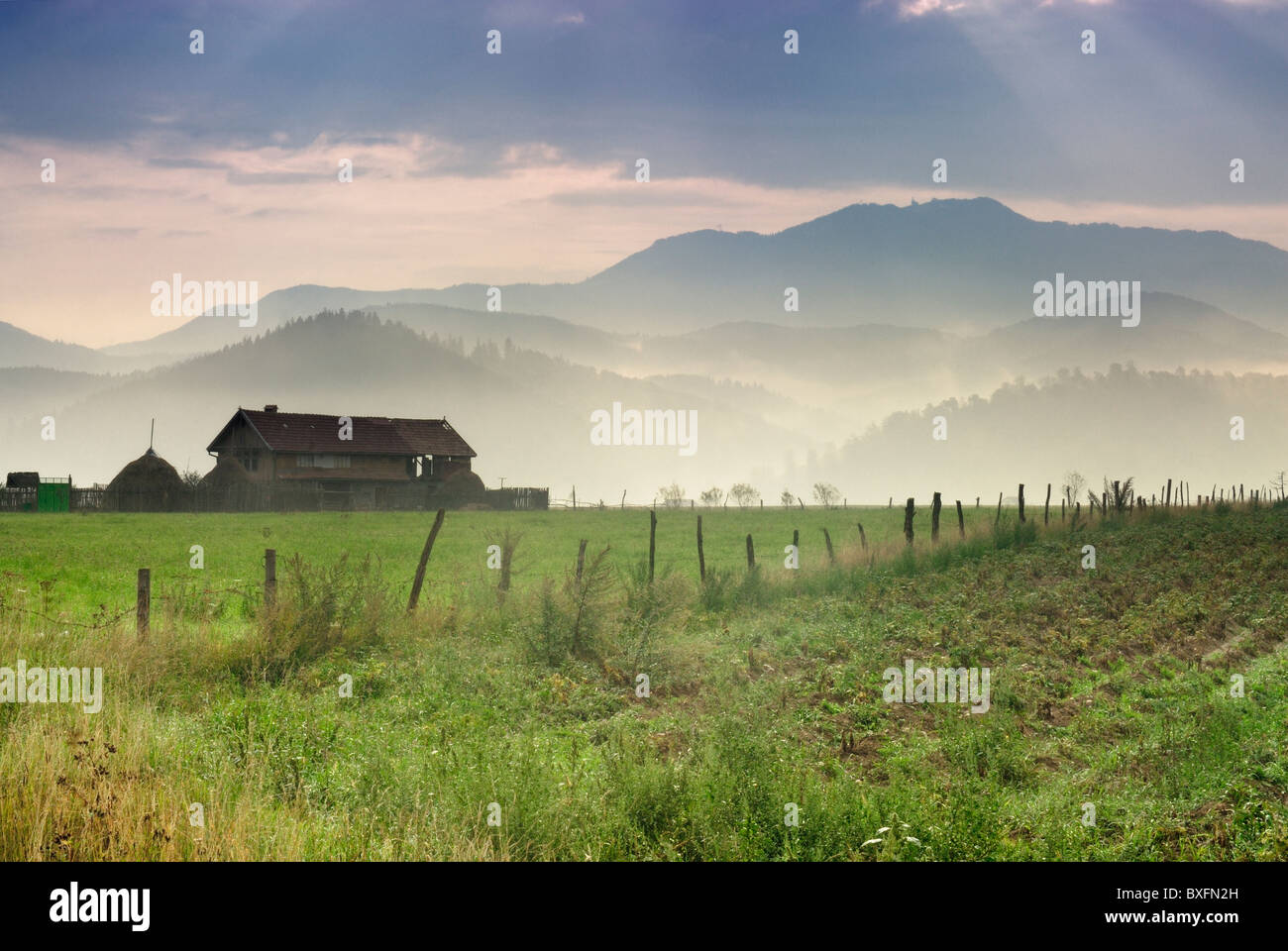 Petite ferme, Roumanie, Brasov montagnes en arrière-plan Banque D'Images