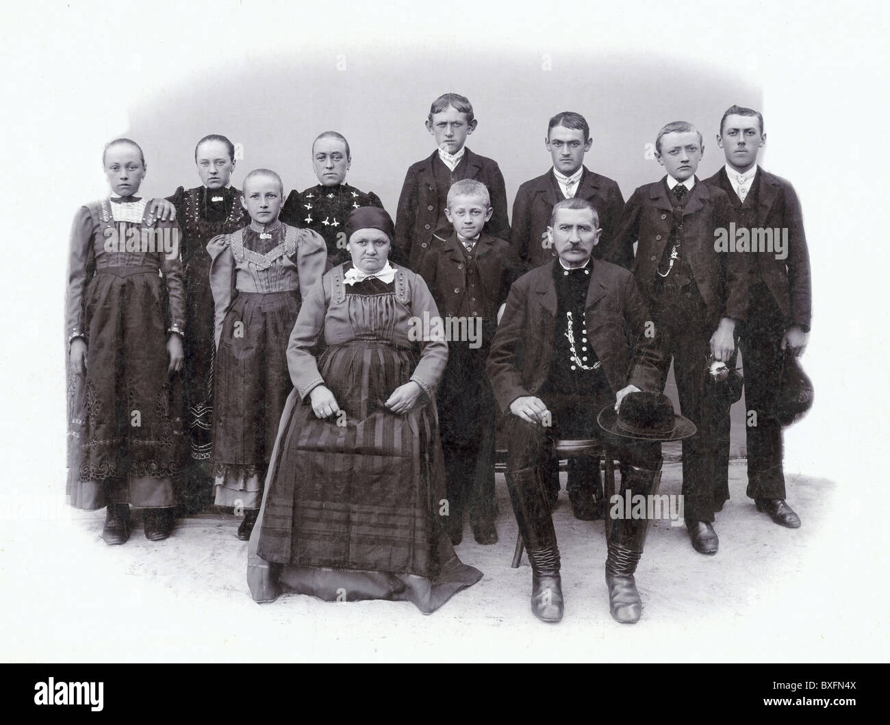 Personnes,famille,grande famille,Wolnzach,Bavière,Allemagne,vers 1900,1900,00s,20e siècle,historique,historique,Holledau,Hallertau,costume traditionnel,costume national,robe,costumes traditionnels,costumes nationaux,robes,parent,parents,9,neuf,beaucoup,enfant,enfants,garçon,garçons,fille,fils,enfants,enfants,enfants,enfants,enfants,enfants,enfants,enfants,enfants,enfants,enfants,enfants,enfants,enfants,enfants,enfants,enfants,enfants,enfants,enfants,enfants,enfants,enfants,enfants,enfants,enfants,enfants,enfants,enfants,enfants,enfants,enfants,enfants,enfants,enfants,enfants,enfants,enfants,enfants,enfants,enfants,enfants,enfants,enfants,enfants,enfants,enfants,enfants,enfants,enfants,enfants Banque D'Images