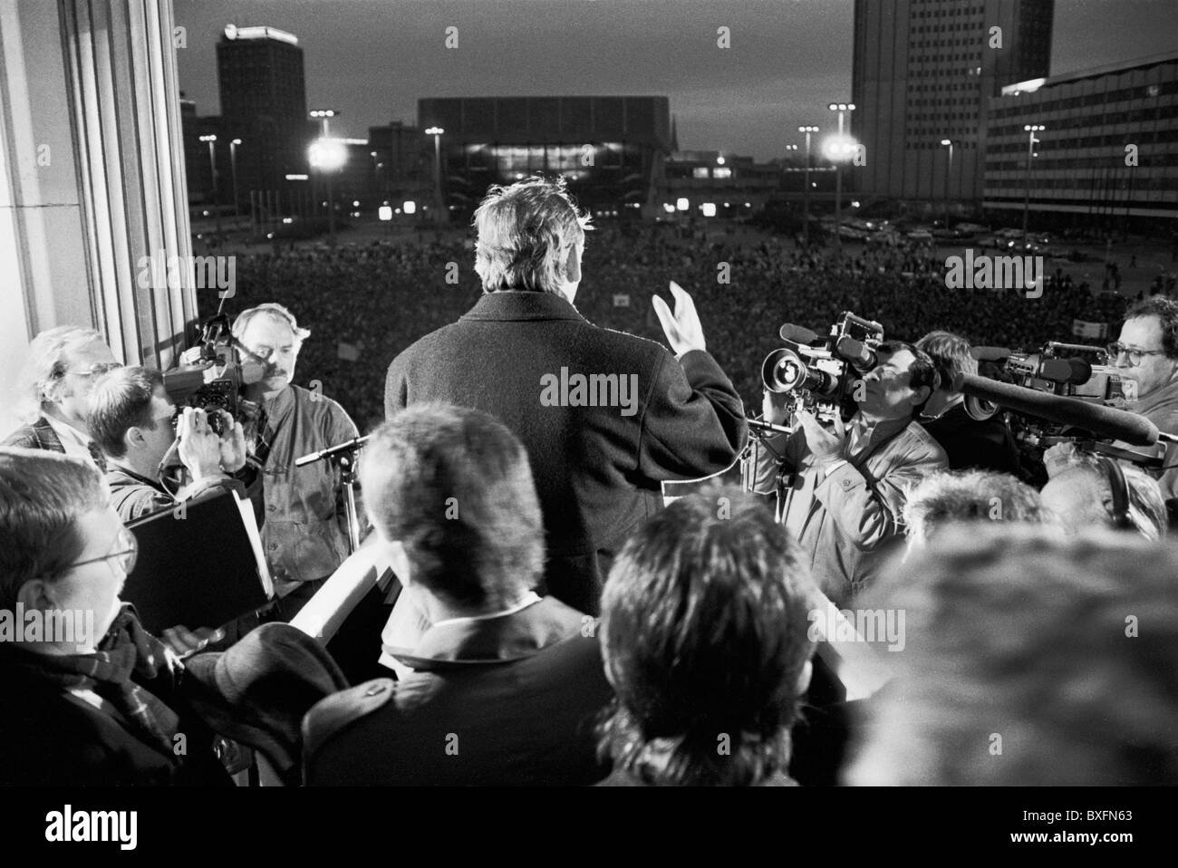 Waigel, Theo, * 24.4.1939, politicien allemand (CSU), ministre fédéral des Finances, demi-longueur, prenant la parole à la manifestation, Leipzig, Allemagne de l'est, 18.2.1990, Banque D'Images