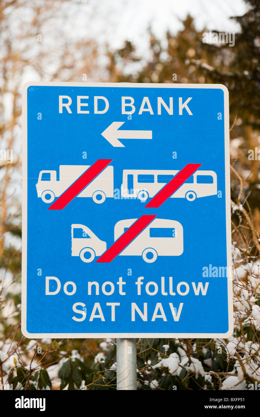 Un signe à Grasmere l'interdiction de véhicules lourds à l'aide de l'abrupt et étroit Red Bank road après l'aide de camions sat nav est resté coincé. Banque D'Images