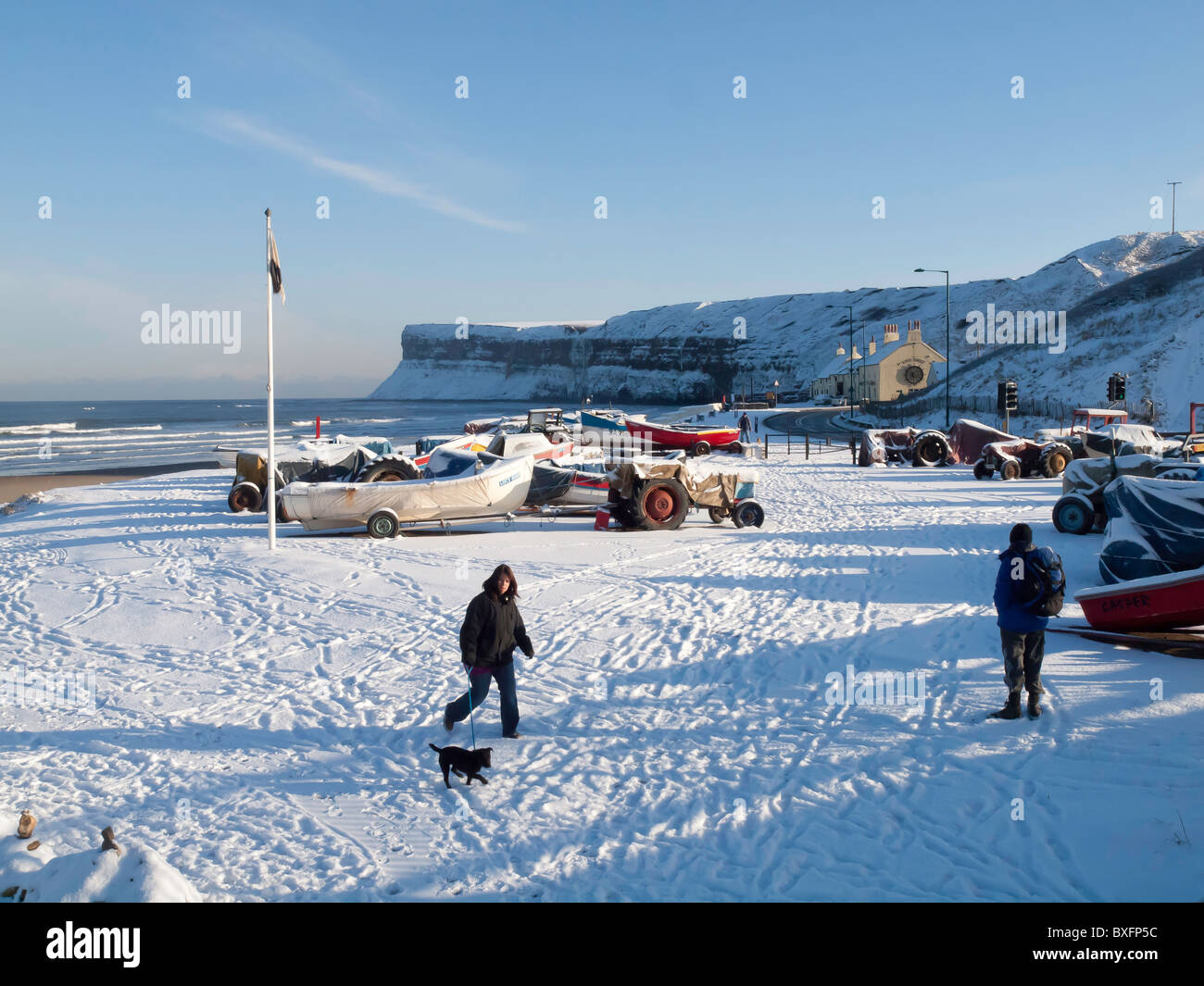 Huntcliff et bateaux de pêche recouverts de neige en hiver particulièrement froid météo à Saltburn by the Sea North Yorkshire Banque D'Images
