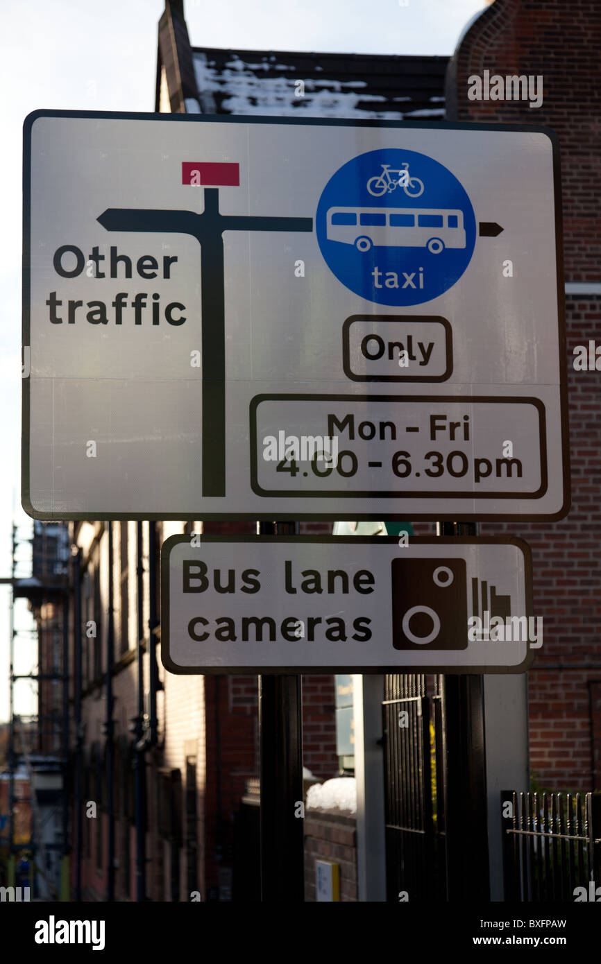 Uk road sign montrant des voies réservées aux autobus et de la circulation mises en garde de l'appareil photo Banque D'Images