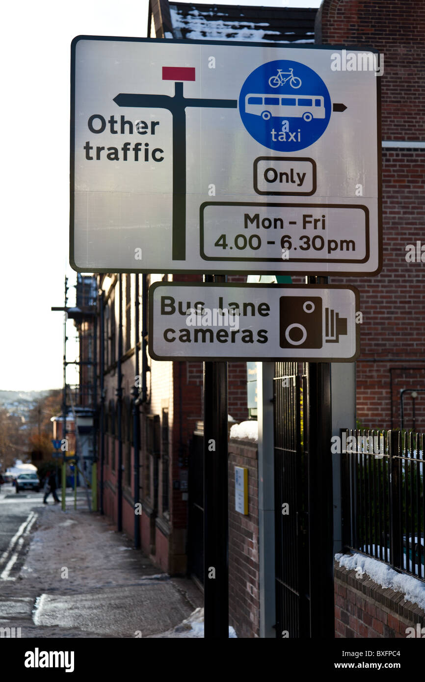 Uk road sign montrant des voies réservées aux autobus et de la circulation mises en garde de l'appareil photo Banque D'Images