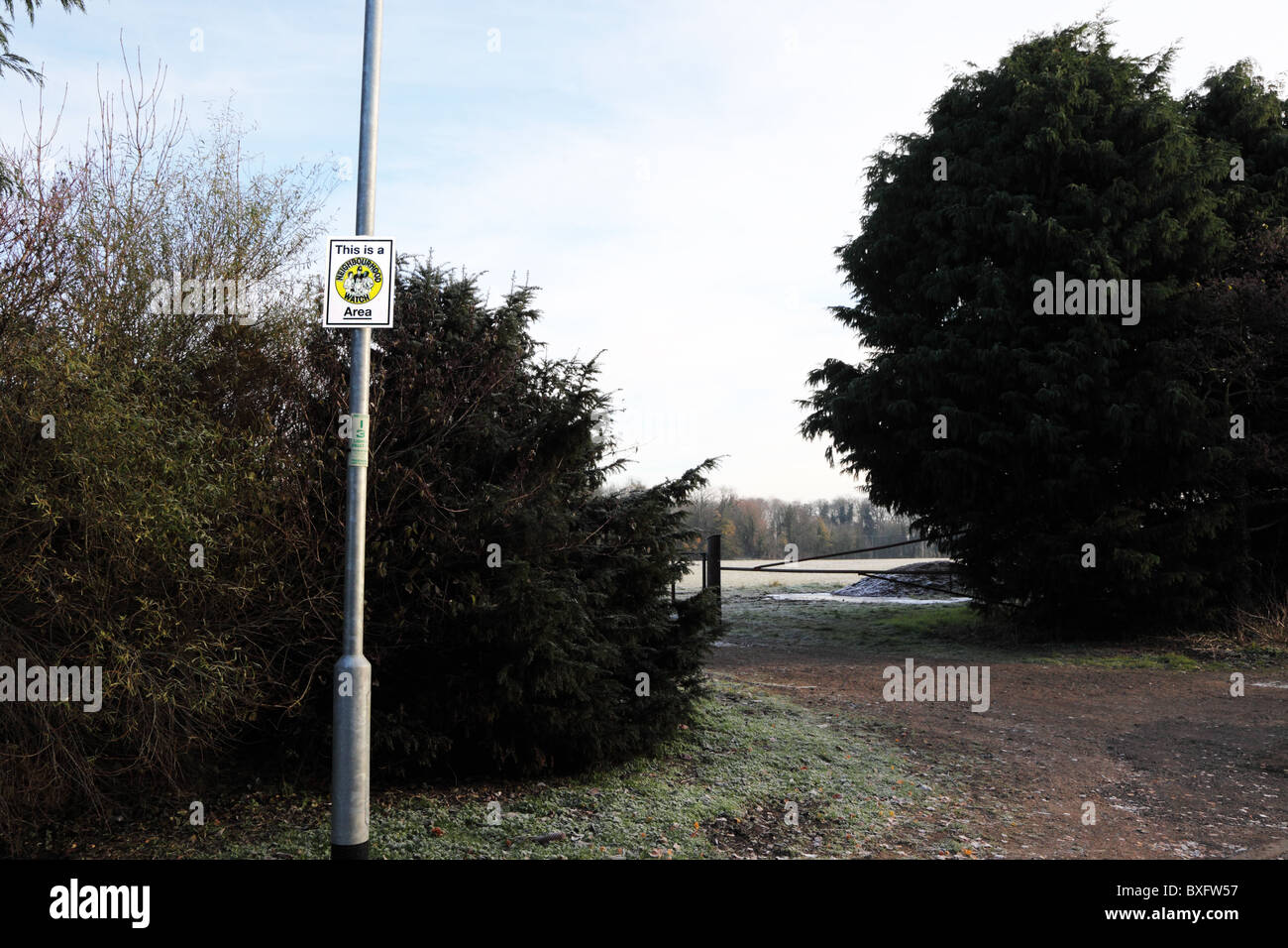 Signe de surveillance de quartier en pleine campagne Banque D'Images