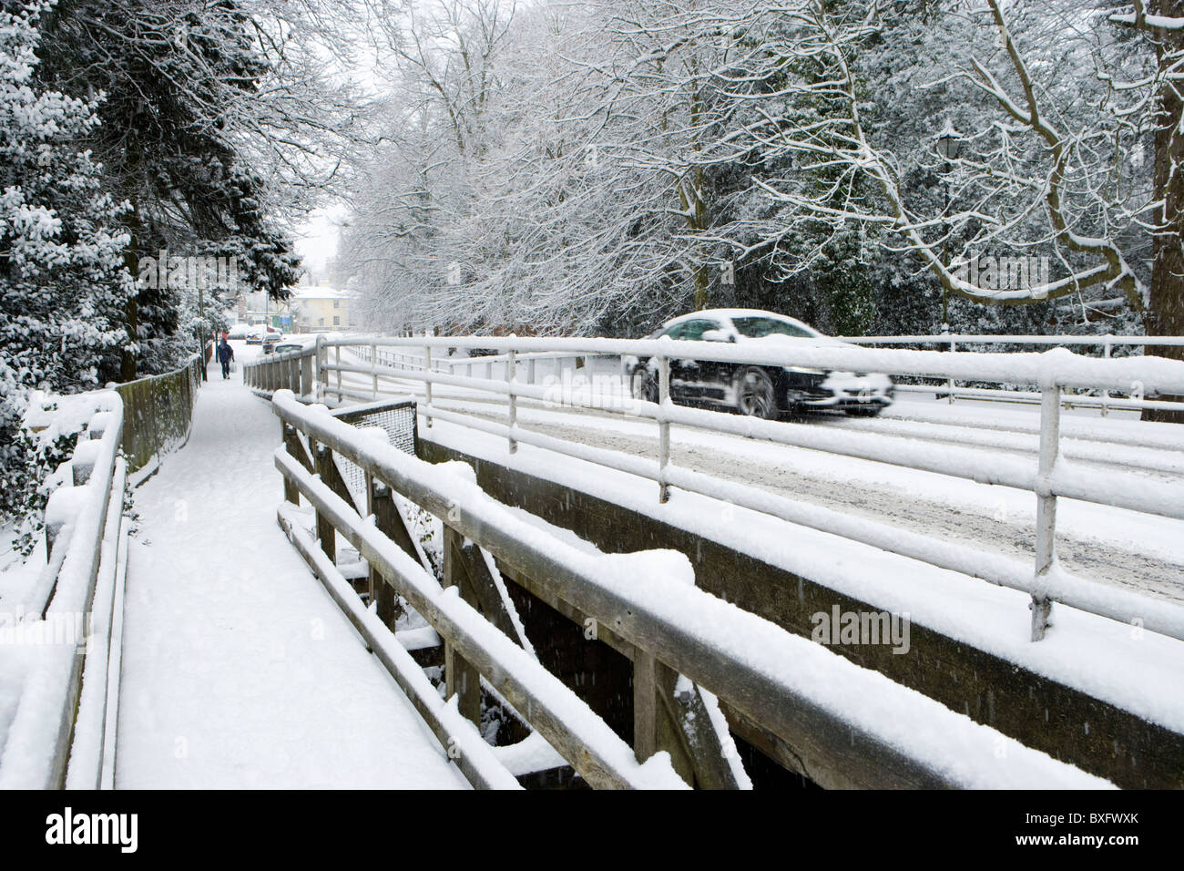 Route et chemin dans la neige. Surrey, UK Banque D'Images