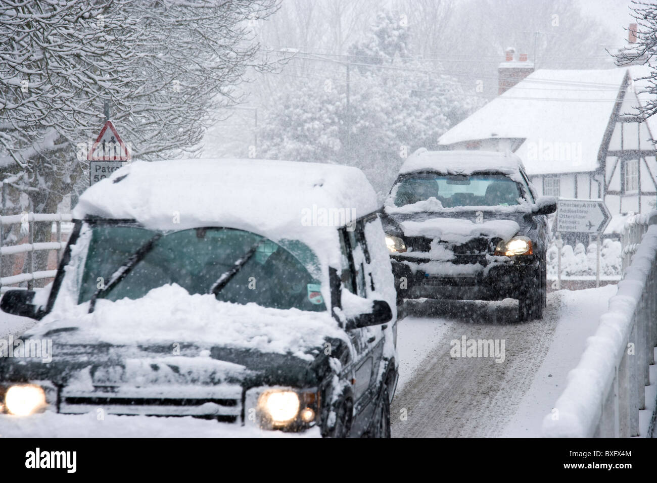 Voitures dans la neige, UK Banque D'Images