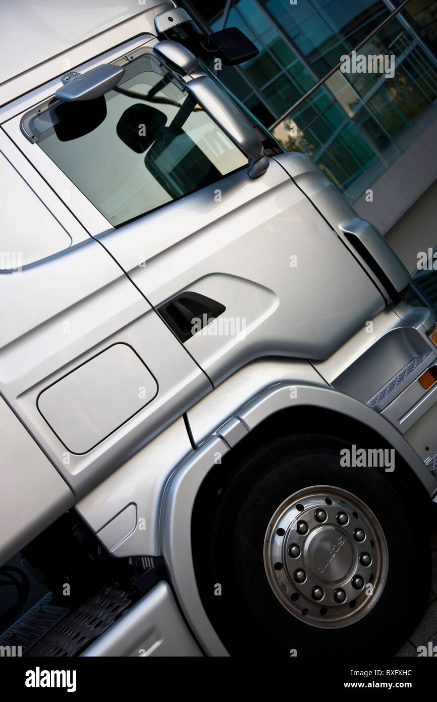Camion Scania semi truck camion transport transport automobile Industrie du camionnage logistique cabine lumière argentée véhicule Banque D'Images