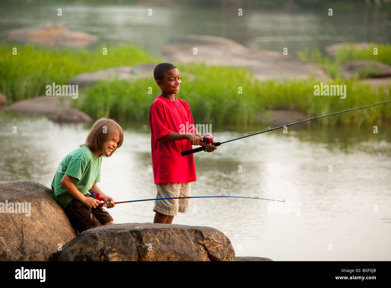Smiling boys pêche ensemble Banque D'Images
