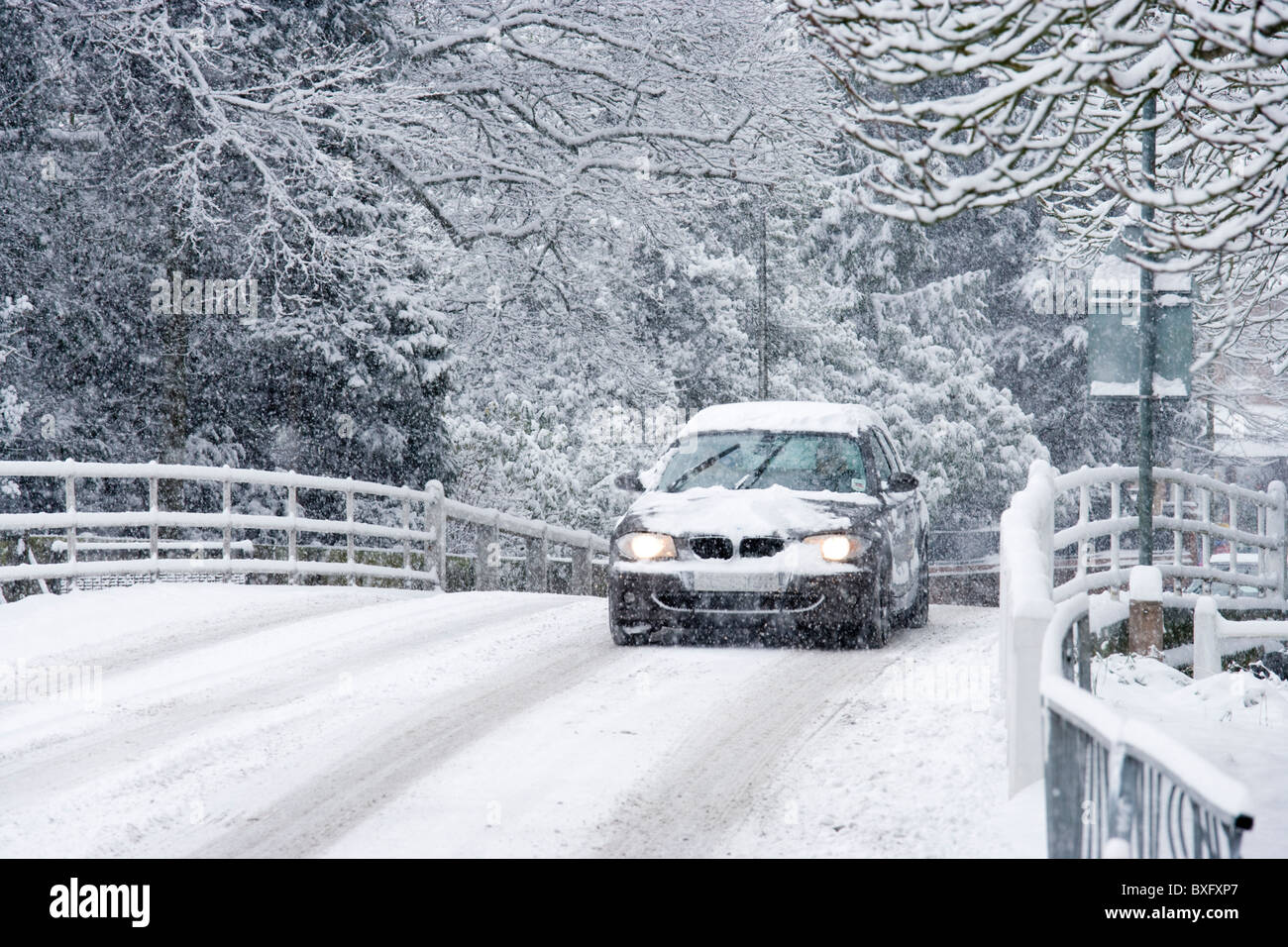 Voiture dans la neige, UK Banque D'Images