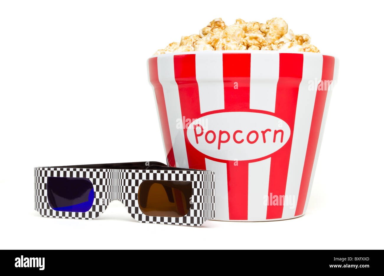 Le rouge et le blanc bol de maïs soufflé avec des lunettes 3D à partir de la perspective faible isolé sur blanc. Banque D'Images