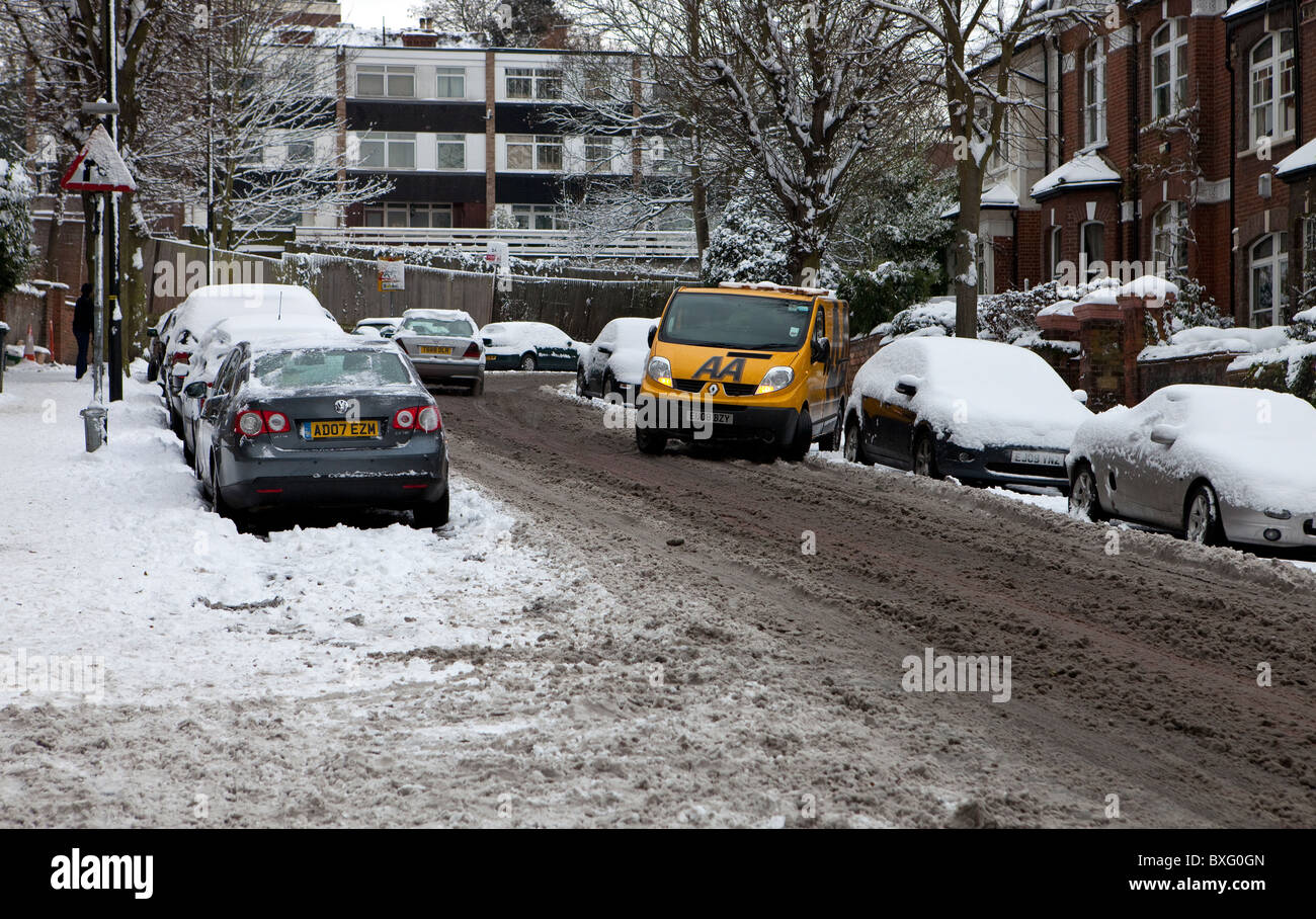 AA van stationné sur une rue couverte de neige . Banque D'Images
