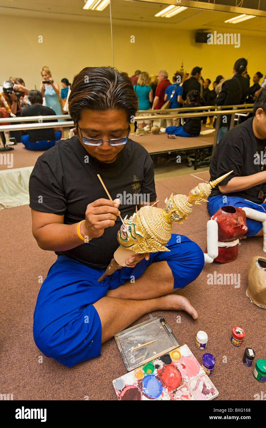 Artiste démontre comment il peint des marionnettes pour le spectacle de marionnettes au Théâtre Askra à Bangkok Banque D'Images