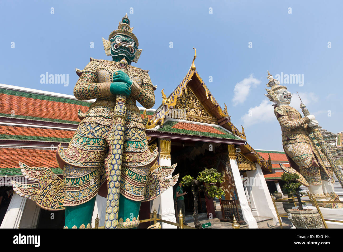 Thotkhirithon, gardien du démon figure (Yaksha) au Wat Phra Kaew au motif du Grand Palais à Bangkok, Thaïlande. Banque D'Images
