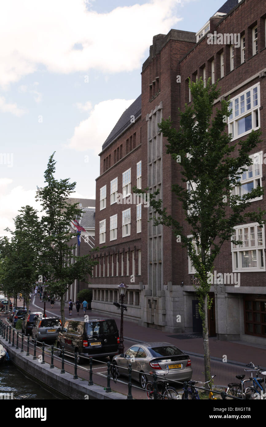 Le long bâtiment de l'École d'Amsterdam Oudezijds Voorburgwal à Amsterdam Banque D'Images