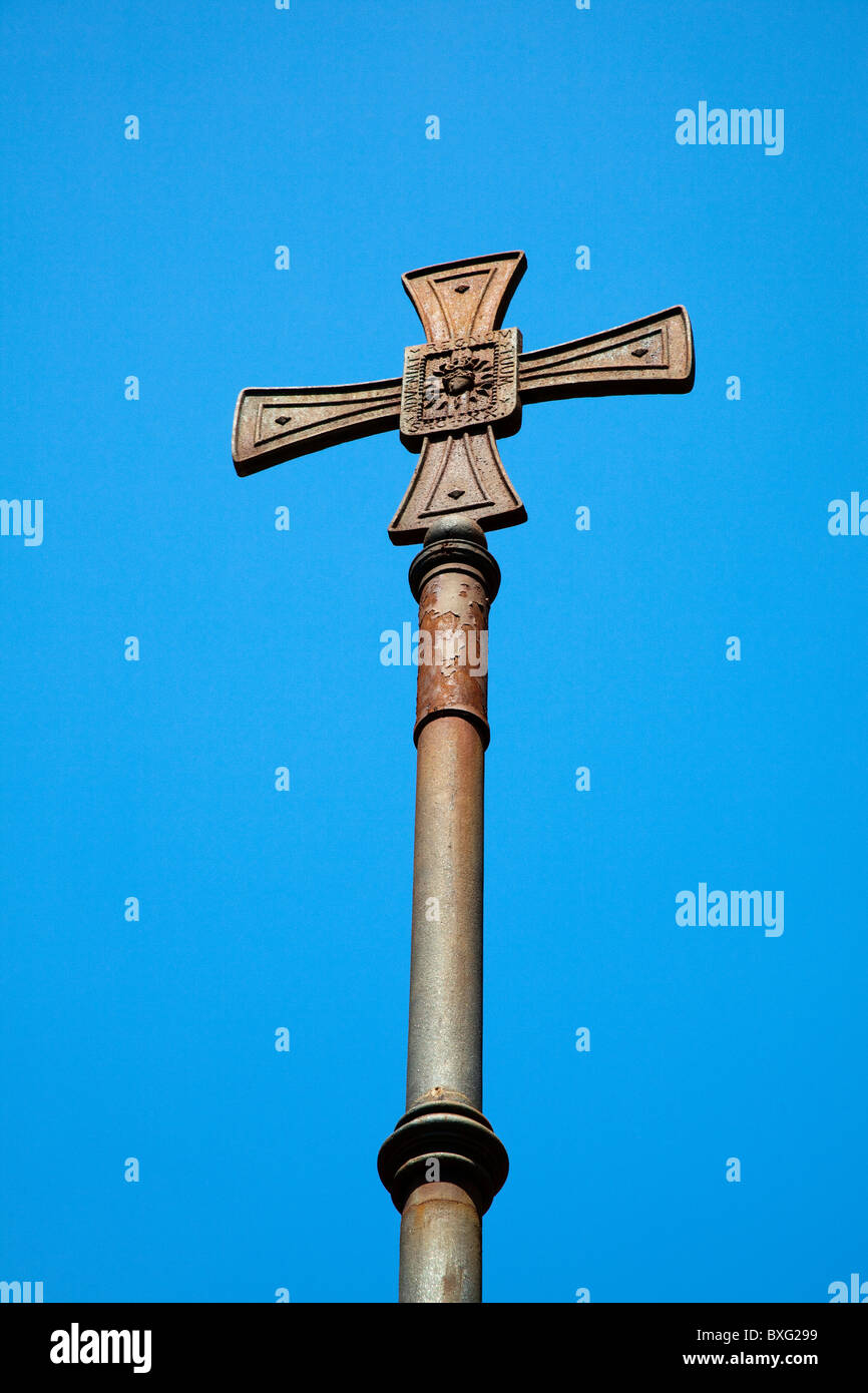 Croix de fer dans le cratère sur del Montsacopa Olot région Garrotxa Catalogne Espagne Banque D'Images