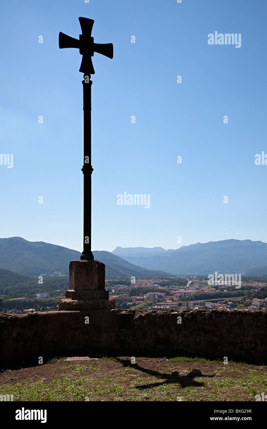 Croix de fer dans le cratère sur del Montsacopa Olot région Garrotxa Catalogne Espagne Banque D'Images