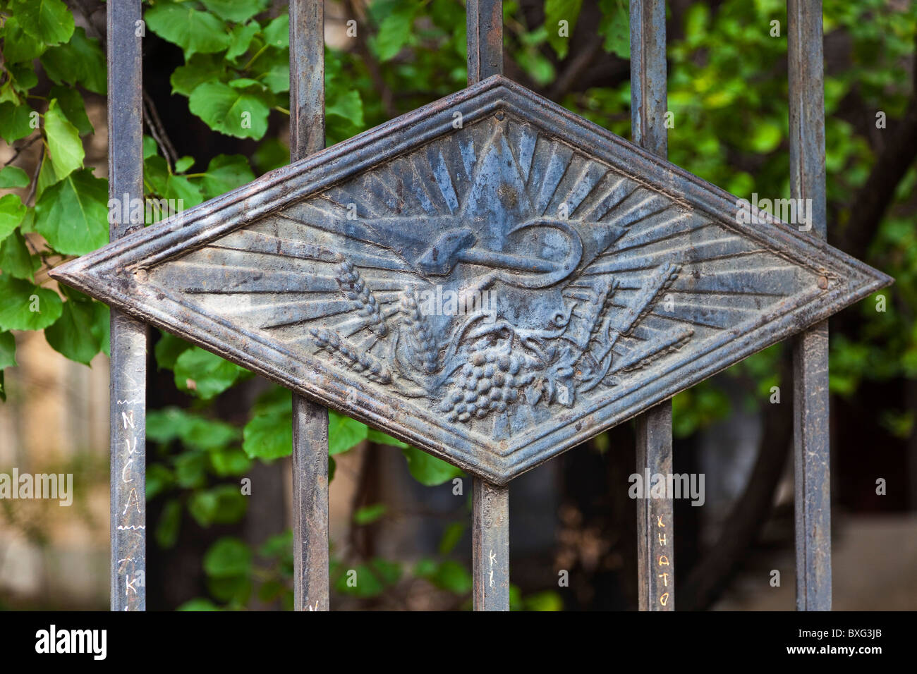 La faucille et le marteau en fer, un vestige de l'époque russe soviétique, sur une clôture à Tbilissi, Géorgie. JMH3966 Banque D'Images