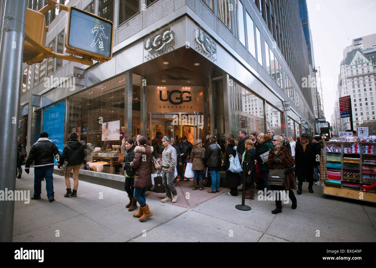 Les acheteurs attendent patiemment à la ligne d'entrer dans le magasin Ugg  sur Madison Avenue à New York Photo Stock - Alamy