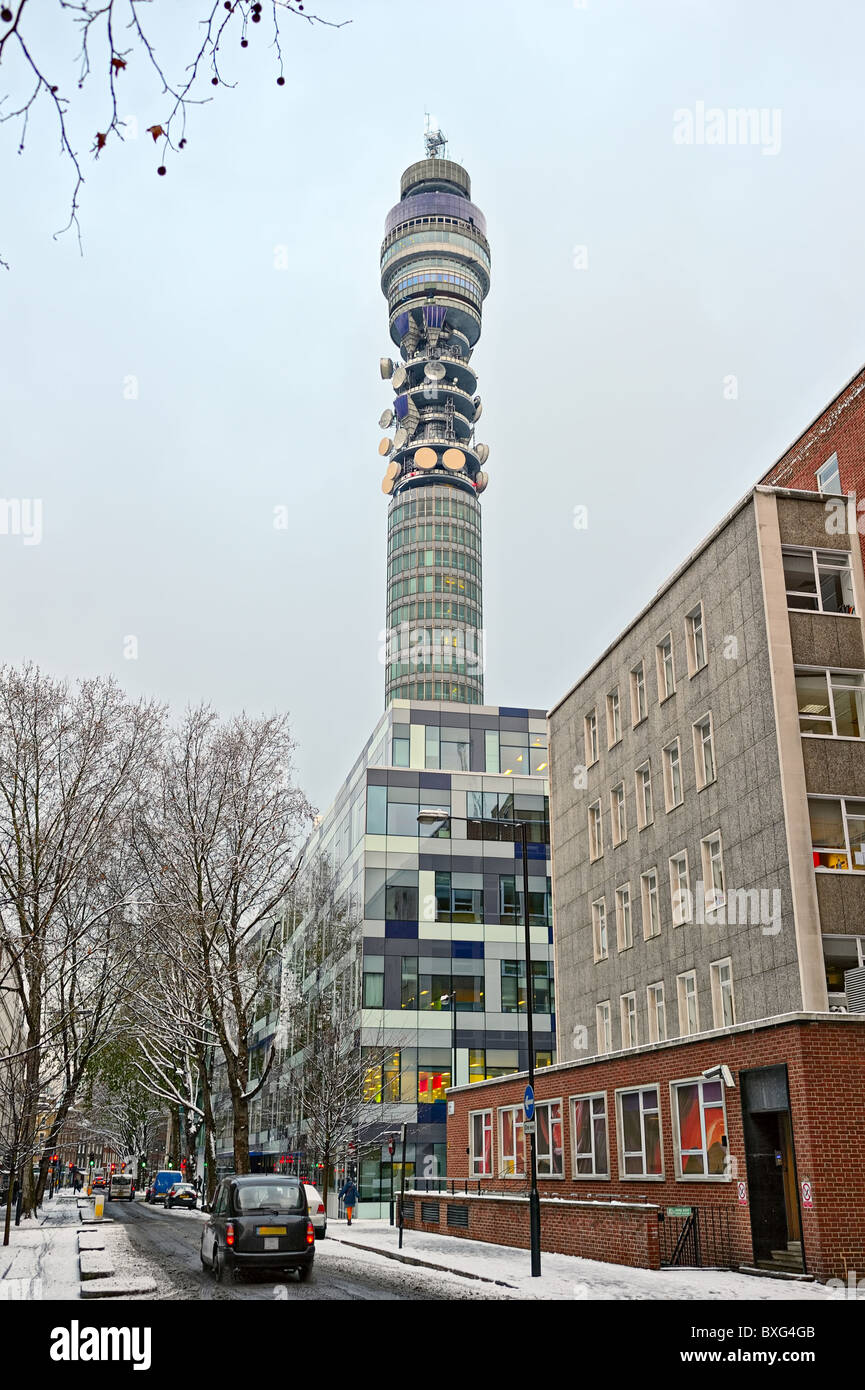 La BT Tower (anciennement connu sous le nom de Post Office Tower, Tour de télécommunication) et l'un des plus emblématiques et même les plus célèbres de Londres Banque D'Images