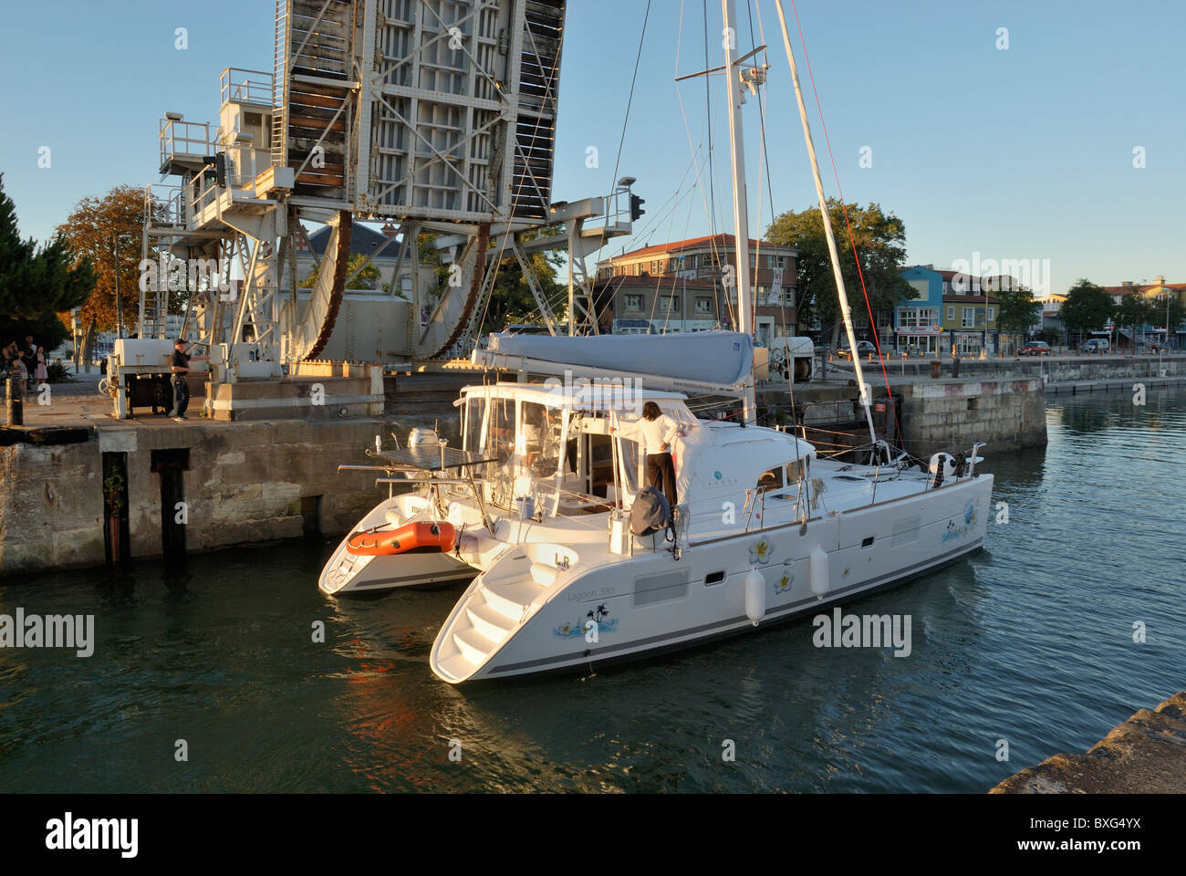 Le pont roulant basculant Gabut soulevées comme voile entre dans le port de La Rochelle, Charente-Maritime (17), Bourgogne, France Banque D'Images