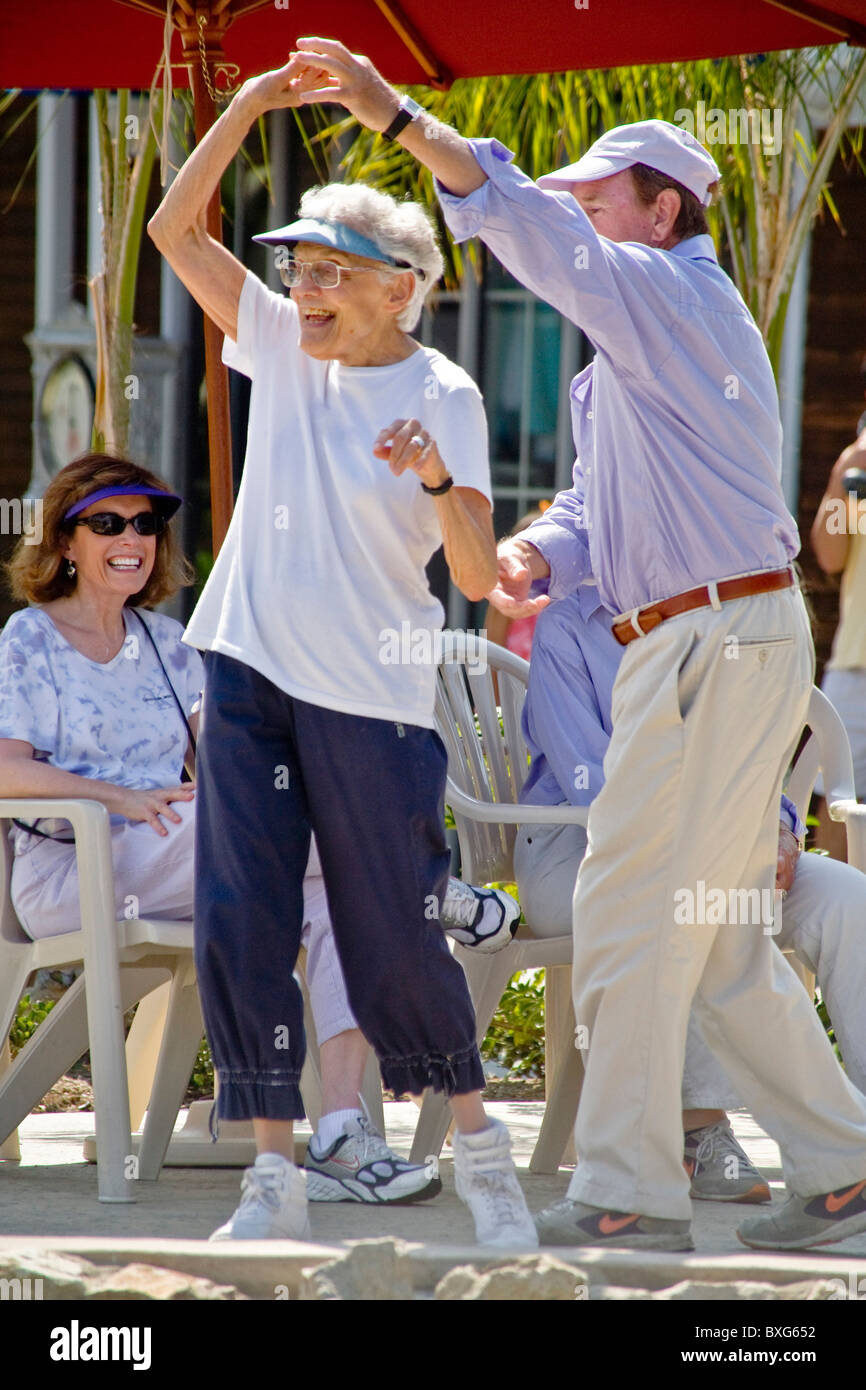 Un homme dans sa severnties et une femme dans la années 80 danse ensemble à un concert de musique en plein air à Coronado CA Banque D'Images