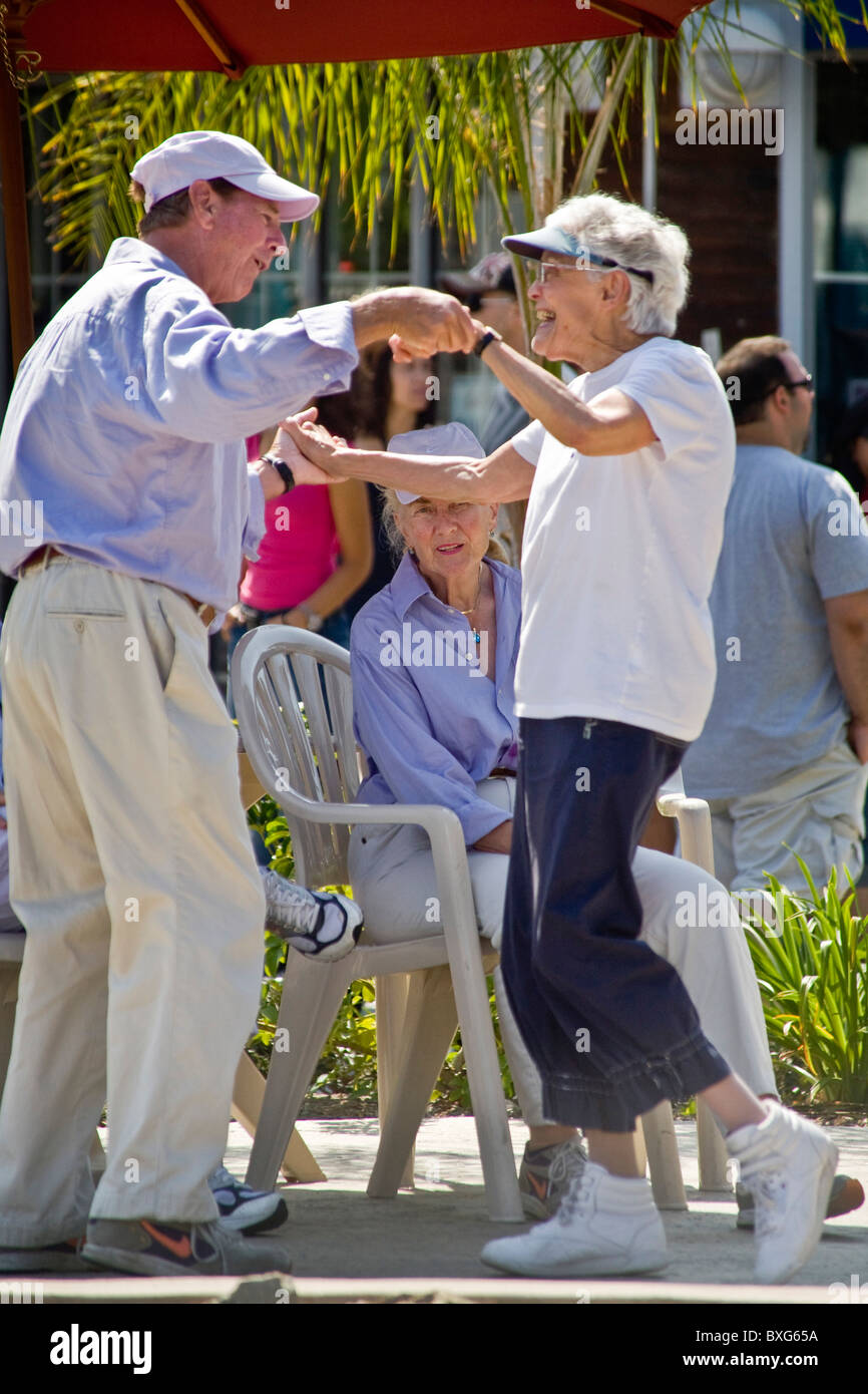 Un homme dans sa severnties et une femme dans la années 80 danse ensemble à un concert de musique en plein air à Coronado CA Banque D'Images