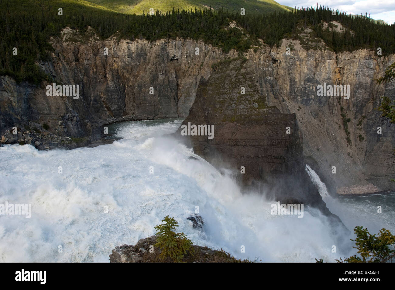 Virginia Falls Parc national Nahanni, Territoires du Nord-Ouest, Canada deux fois plus haut que les Chutes du Niagara. Banque D'Images