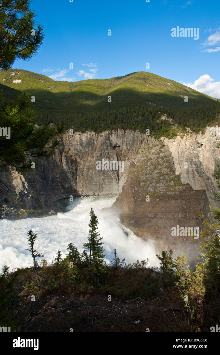 Virginia Falls Parc national Nahanni, Territoires du Nord-Ouest, Canada deux fois plus haut que les Chutes du Niagara. Banque D'Images