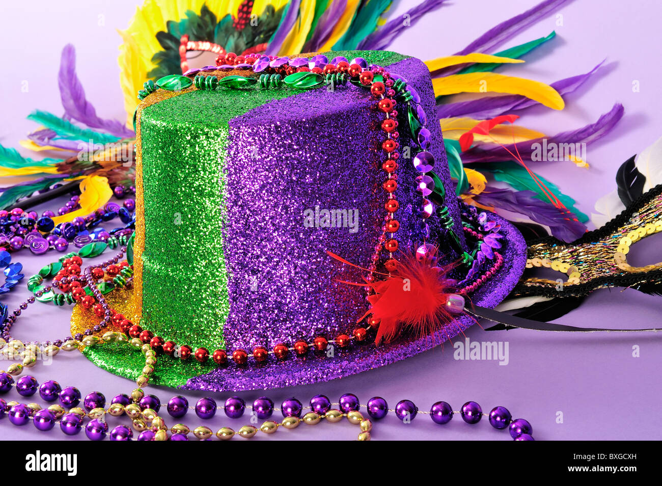 Mardi gras ou Saint-Sylvestre fond, bannière, couverture avec des faveurs de fête : masques à plumes perles chapeau nature morte Banque D'Images Mardi gras ou Saint-Sylvestre fond, bannière, couverture avec des faveurs de fête : masques à plumes perles chapeau nature morte Banque D'Images