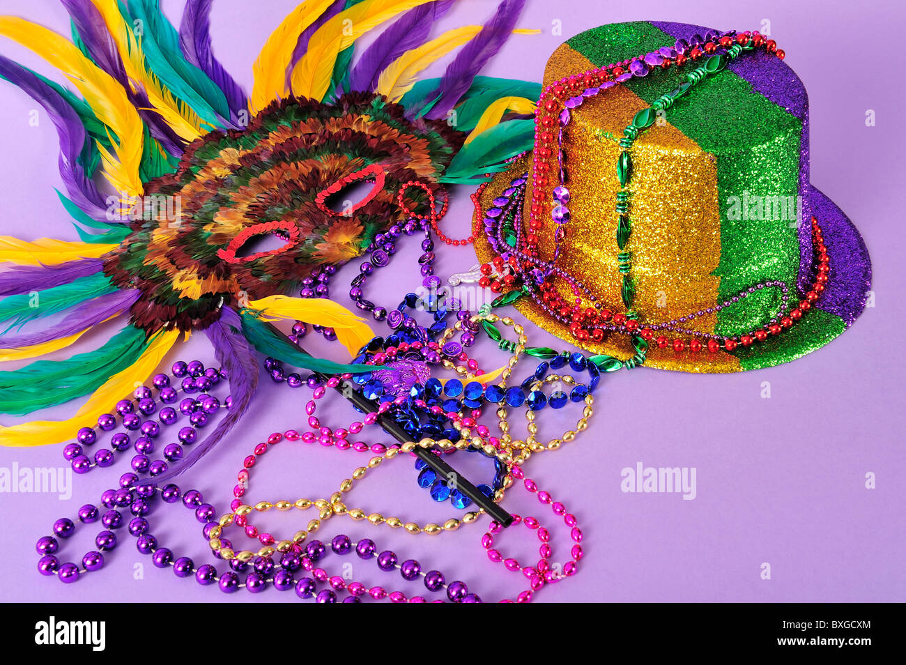La vie encore Mardi Gras masques à plumes perles brillantes party hat set d'ailleurs j'ai aussi des origines de coordination voir description Banque D'Images La vie encore Mardi Gras masques à plumes perles brillantes party hat set d'ailleurs j'ai aussi des origines de coordination voir description Banque D'Images