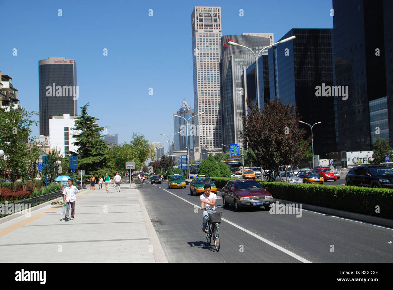 Des gratte-ciel, la vie de la rue, Beijing, Chine Banque D'Images