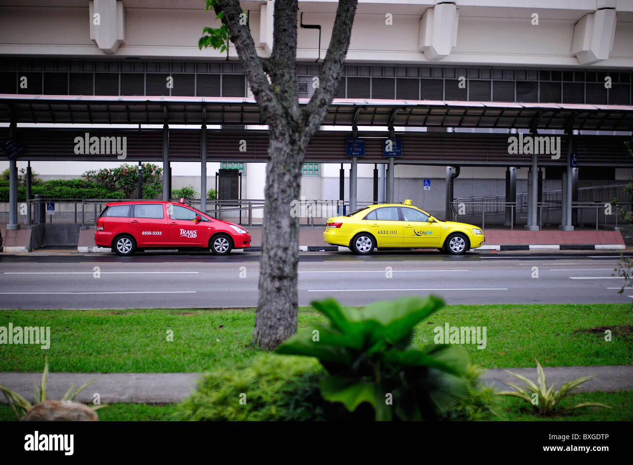 Les taxis jaune rouge Kembangan MRT Station Singapour Banque D'Images