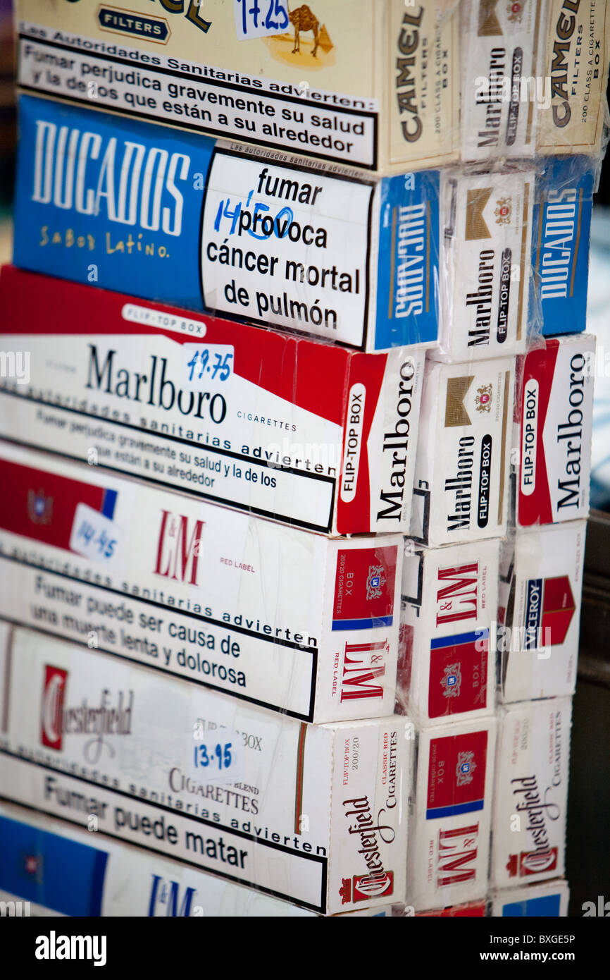 Les avertissements sur les paquets de cigarettes Canaries Banque D'Images