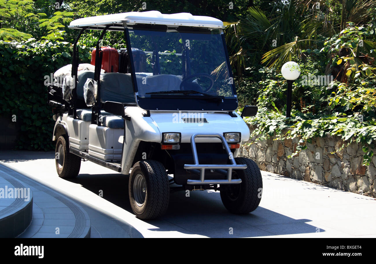 Voiture avec un moteur électrique près de hotel à Yalta, Crimée, Ukraine Banque D'Images