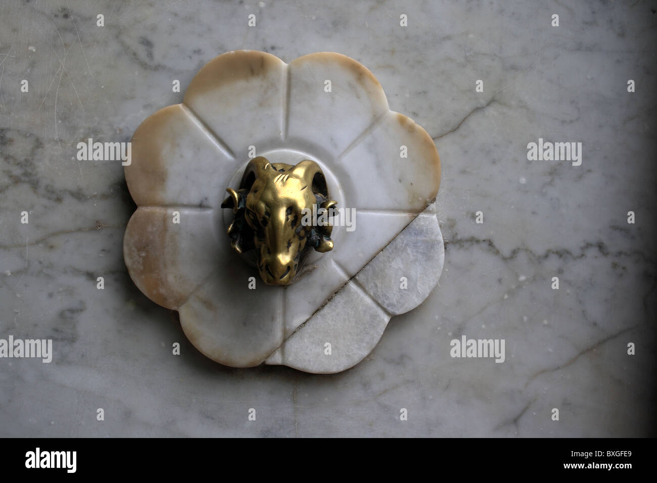 La tête de vérin de bronze de fontain dans Livadia park, Crimea, Ukraine Banque D'Images