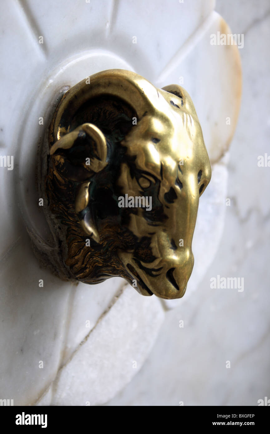 La tête de vérin de bronze de fontain dans Livadia park, Crimea, Ukraine Banque D'Images